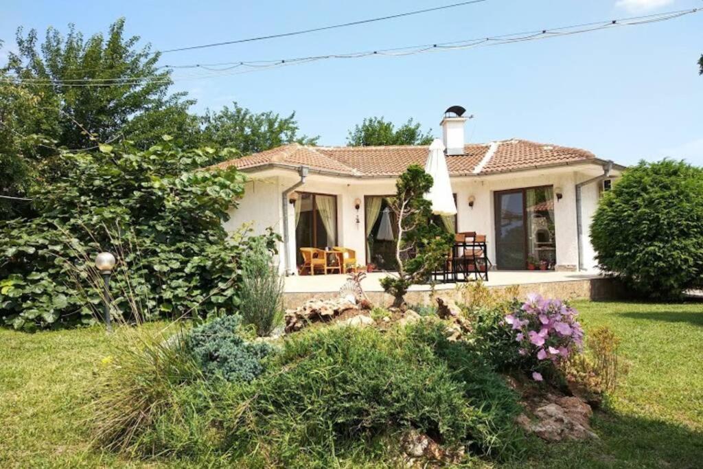 Guesthouse Oasis-Shabla Bagian luar foto