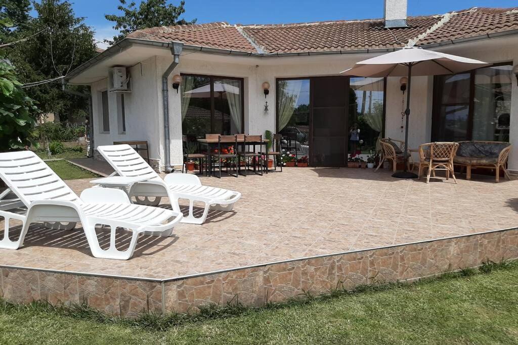 Guesthouse Oasis-Shabla Bagian luar foto