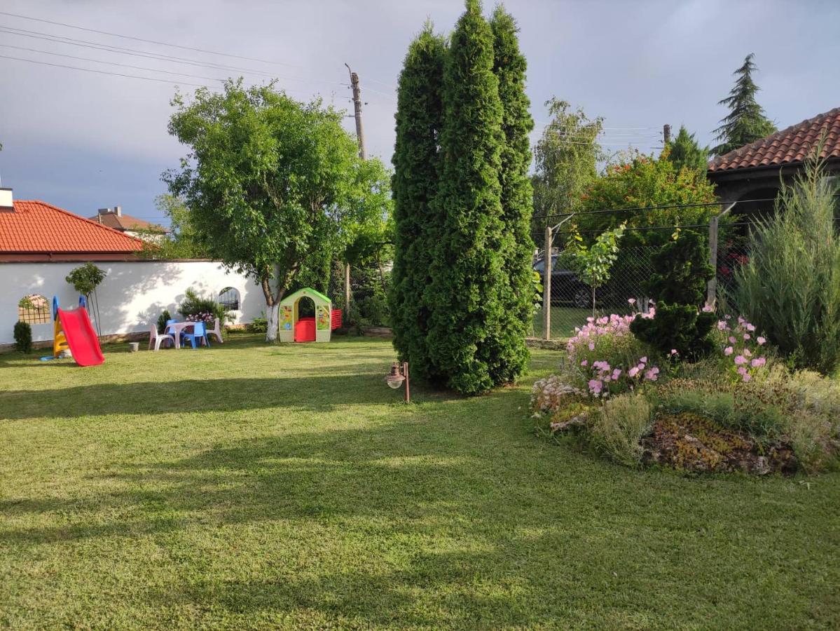 Guesthouse Oasis-Shabla Bagian luar foto